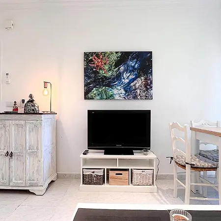 Апартаменты Immaculate 2-bed In *